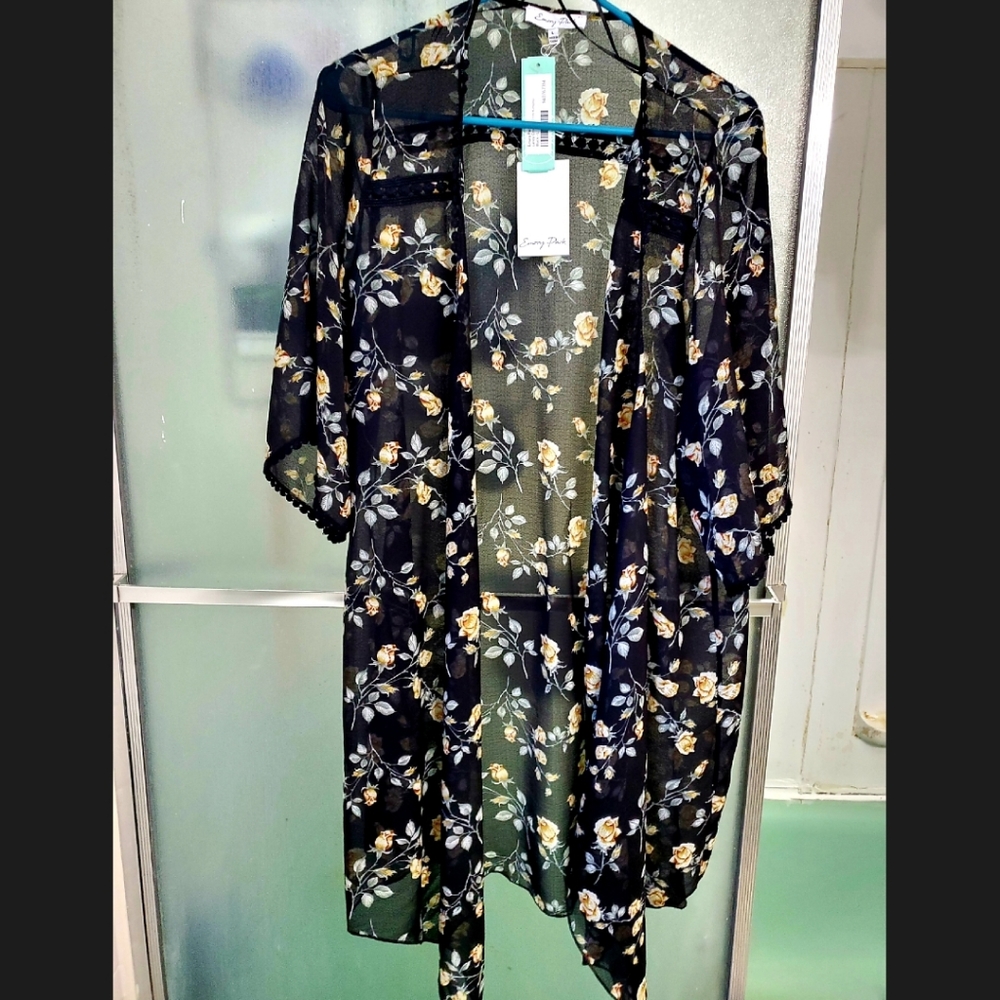 NWT Landy crochet trim kimono